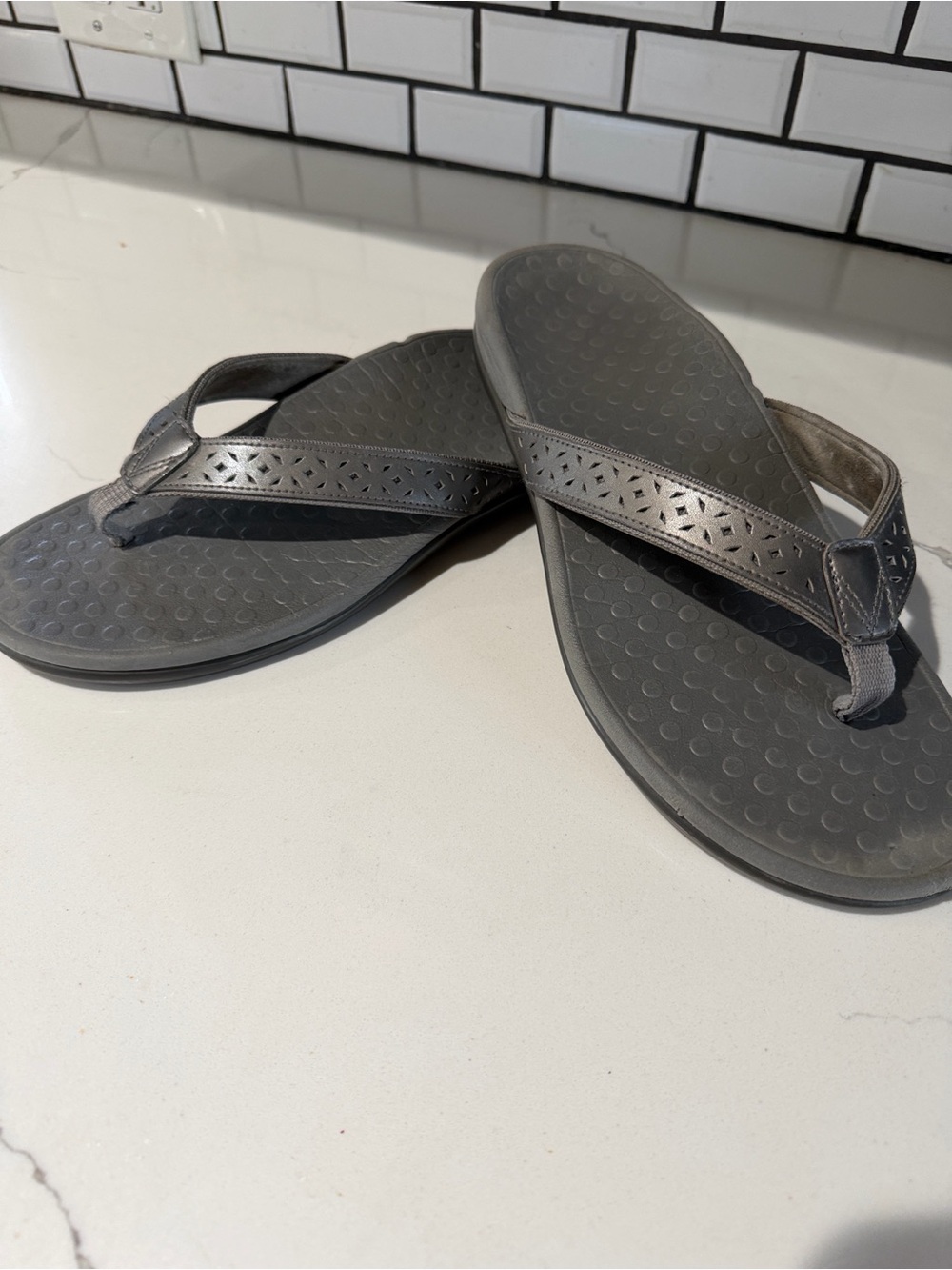 Vionic Women's Tide Perf Metallic Gray Flip Flop Sandals Sz 10